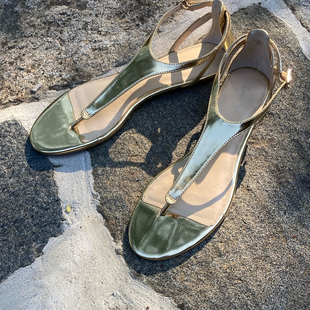 Elegant Gold Thong Sandals • Kana • Calvin Klein • Size 9